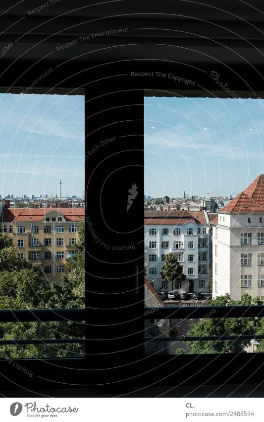 fensterblick auf berlin-neukölln Tourismus Ferne Städtereise Himmel Wolkenloser Himmel Sommer Schönes Wetter Baum Berlin Neukölln Hauptstadt Menschenleer Haus