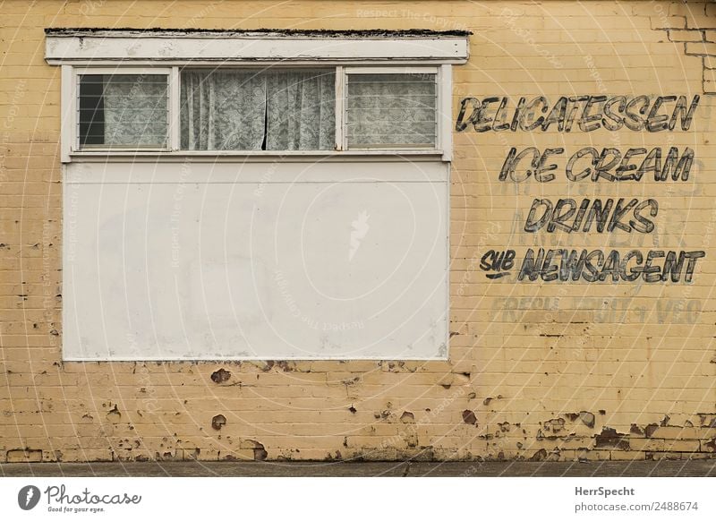 writing on the wall Stadtzentrum Altstadt Haus Bauwerk Gebäude Mauer Wand Fenster Schriftzeichen alt außergewöhnlich retro trashig trist gelb Ladengeschäft