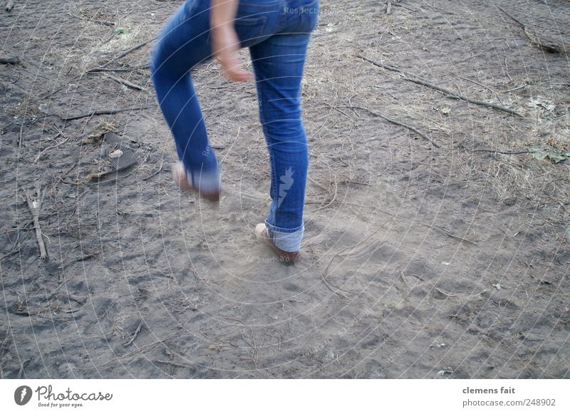 Let's go Mensch feminin Beine 1 laufen selbstbewußt marschieren Hose blau Sandweg Beginn Fortschritt Farbfoto Außenaufnahme Textfreiraum unten