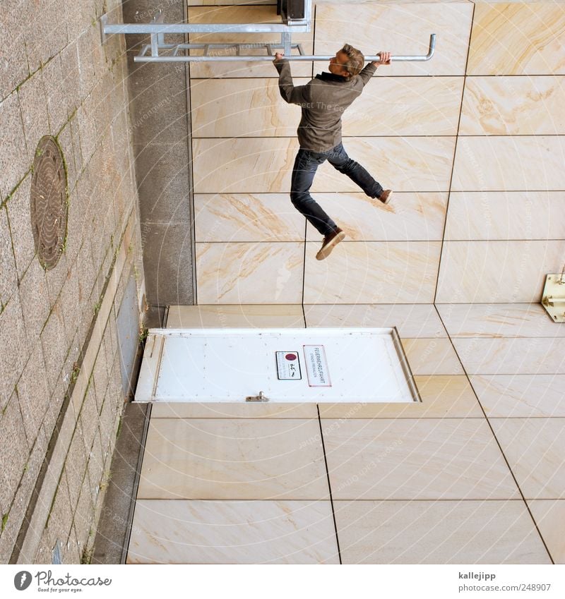 the city is my playground maskulin Mann Erwachsene 1 Mensch 30-45 Jahre Architektur Le Parkour Leiter Autotür Spielplatz Farbfoto Gedeckte Farben Außenaufnahme