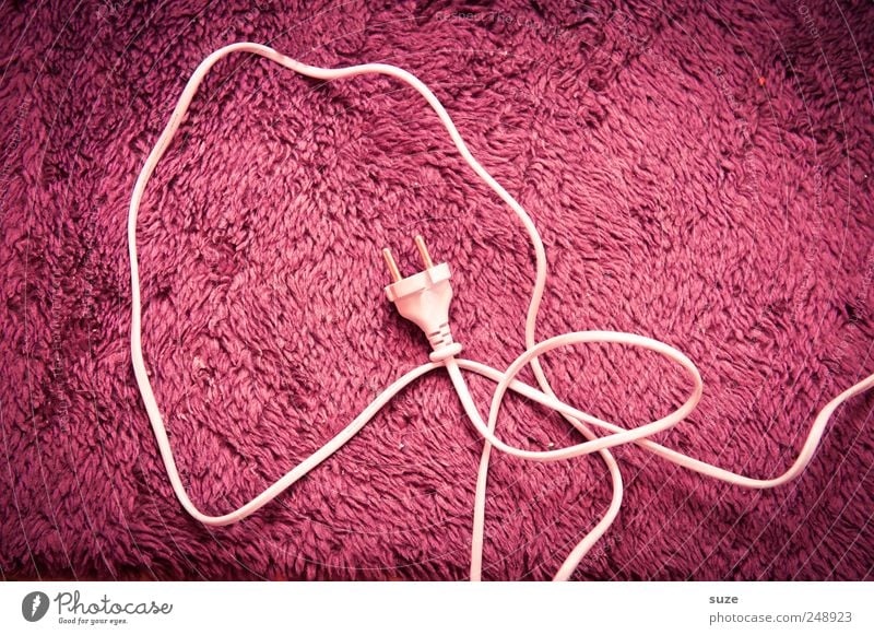 Pink Power Kabel Technik & Technologie Fell kuschlig rosa weiß Elektrizität Stecker Energie Material Stoff sparsam Kabelsalat Farbfoto mehrfarbig Innenaufnahme