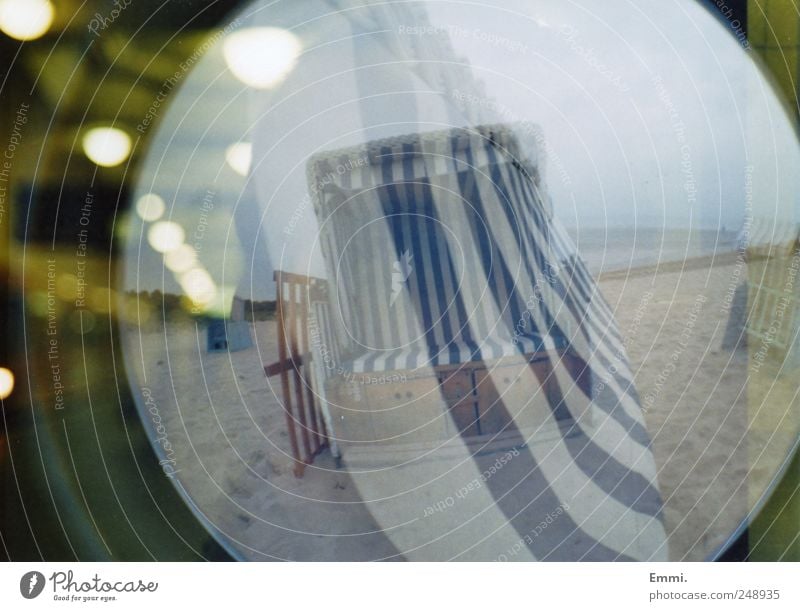 wem genug zu wenig ist, dem ist nichts genug Natur Küste Strand Ostsee Sand blau Strandkorb Kontrast Unschärfe Doppelbelichtung analog Farbfoto Außenaufnahme