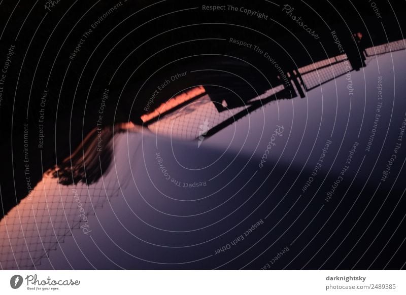 Spiegelung einer abendlichen Landschaft Schönes Wetter Baum Wald Deutschland Zaun Maschendraht Maschendrahtzaun ästhetisch exotisch fantastisch glänzend Glück