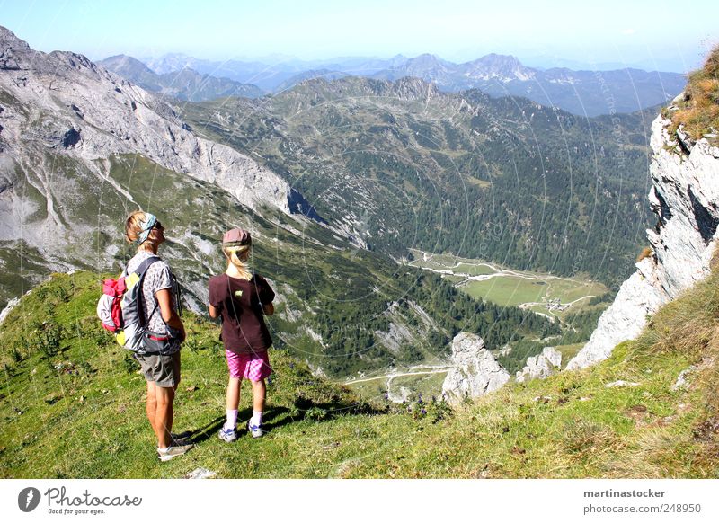 mama, wia weit no? Mensch Mädchen Mutter Erwachsene 2 Umwelt Natur Luft Wolkenloser Himmel Schönes Wetter Wind Baum Hügel Felsen Alpen Berge u. Gebirge Gipfel