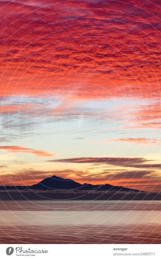 Sonnenaufgang im Meer für den Hintergrund Natur Landschaft Himmel Wolken Horizont Küste Skyline hell gelb gold rot Farbe Kanaren Spanien Teide Teneriffa