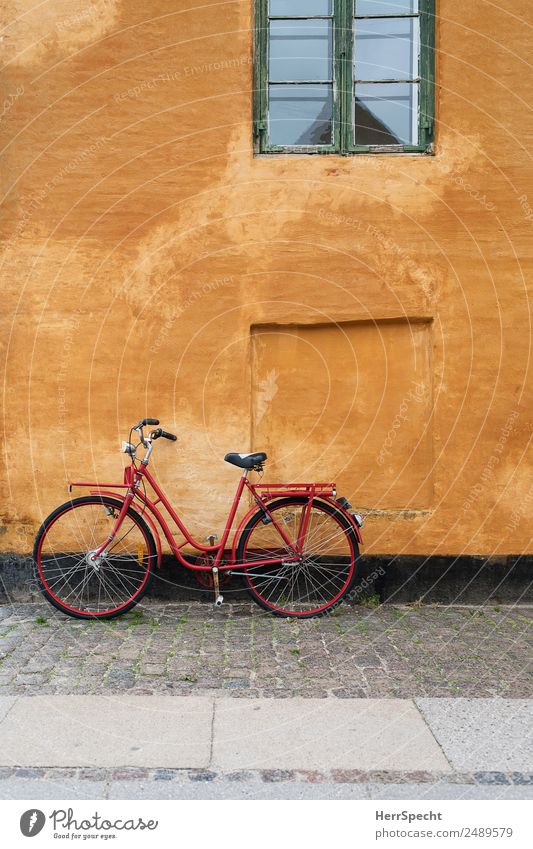 Red in front of Orange Kopenhagen Stadtzentrum Altstadt Haus Einfamilienhaus Bauwerk Gebäude Mauer Wand Fassade Fenster Verkehrsmittel Fahrrad alt ästhetisch