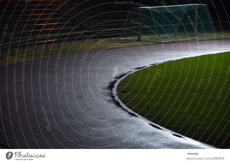 Laufbahn Leichtathletik Fußballtor Sportstätten Fußballplatz Stadion Karriere dunkel Wege & Pfade Lebenslauf Bewegung nass feucht Flutlicht Farbfoto