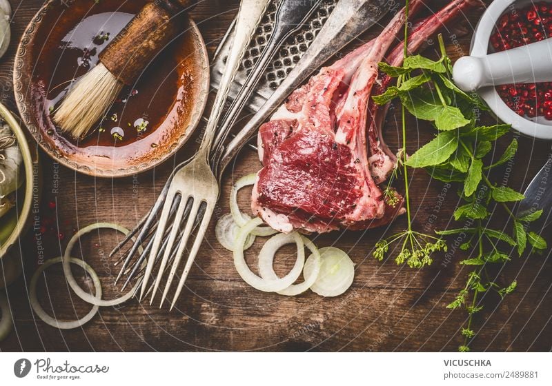 Lammkoteletts mit Kochzutaten Lebensmittel Fleisch Kräuter & Gewürze Öl Ernährung Abendessen Bioprodukte Geschirr Schalen & Schüsseln Besteck Gabel Stil Design