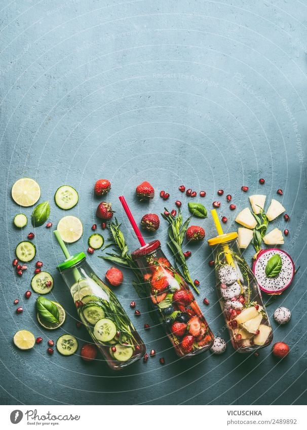 Wasser in den Flaschen mit Früchten und Kräutern Lebensmittel Frucht Apfel Orange Kräuter & Gewürze Ernährung Bioprodukte Diät Getränk Trinkwasser Limonade Saft