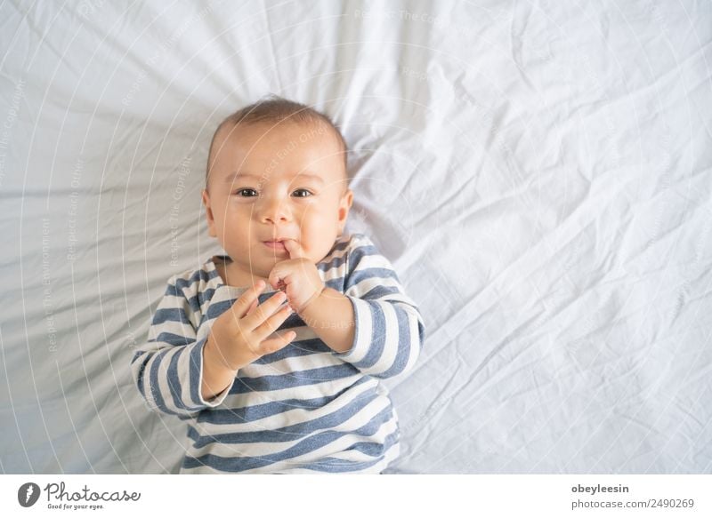 Neugeborenes Baby, das die Welt zum ersten Mal erlebt Glück schön Gesicht Bad Kind Mensch Kleinkind Junge Frau Erwachsene Kindheit Spielzeug Lächeln lachen