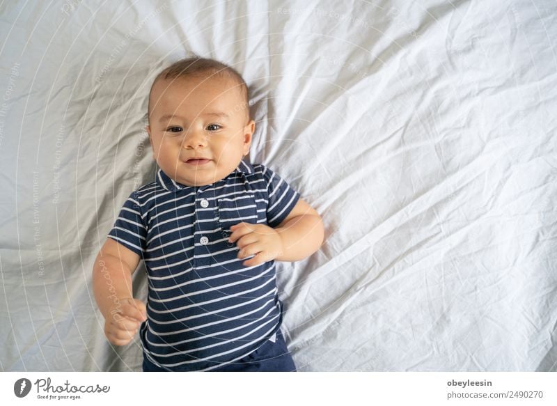 Der kleine Junge im Schlafzimmer im Bett. Glück schön Gesicht Bad Kind Mensch Baby Kleinkind Frau Erwachsene Kindheit Spielzeug Lächeln lachen schlafen träumen