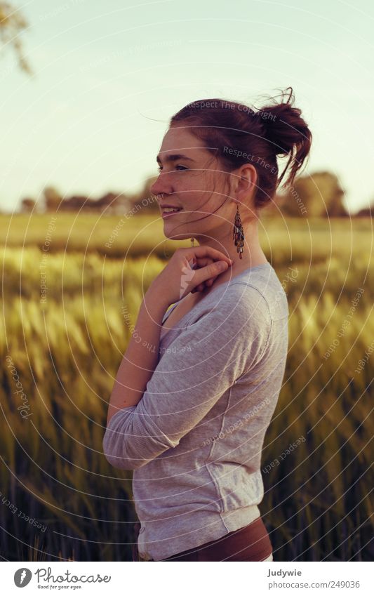 Sarah schön Zufriedenheit Erholung ruhig Sommer Mensch feminin Junge Frau Jugendliche Umwelt Natur Wolkenloser Himmel Schönes Wetter Pflanze Nutzpflanze Feld