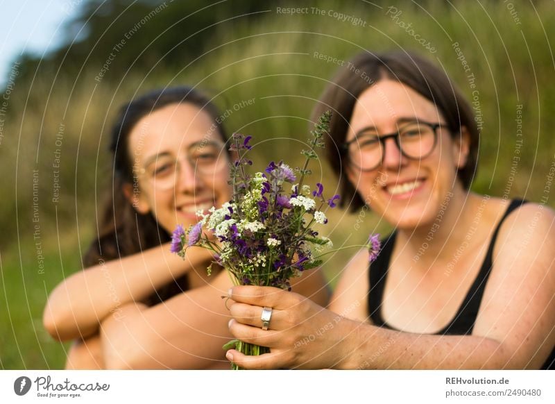 zwei schwestern auf der wiese mit blumenstrauss Lifestyle Gesundheit harmonisch Wohlgefühl Zufriedenheit Erholung ruhig Freizeit & Hobby Mensch feminin