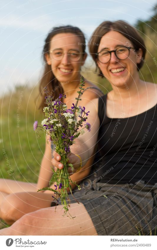 zwei Frauen mit Blumenstrauß auf einer Wiese im Sommer Jugendliche Geschwister Schwester Familie & Verwandtschaft Junge Frau feminin Mensch Erwachsene