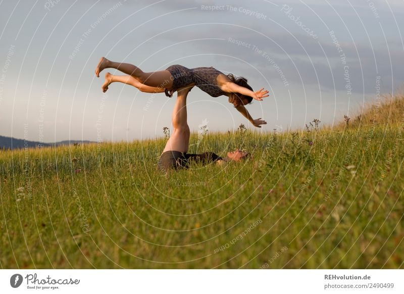 2 junge Frauen auf der Wiese Lifestyle Gesundheit sportlich Fitness Freizeit & Hobby Mensch Junge Frau Jugendliche Geschwister Schwester