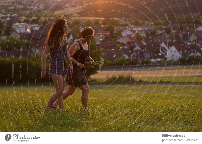 2 frauen spazieren durch die Wiese Lifestyle Freizeit & Hobby Sommer Sonne Mensch Junge Frau Jugendliche Erwachsene 18-30 Jahre Umwelt Natur Landschaft Feld