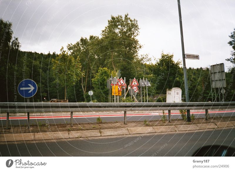 Schilderwald Schilder & Markierungen Autobahn Stil Leitplanke Werbefachmann Plakat Panorama (Aussicht) Ferien & Urlaub & Reisen Baum grün Verkehr Natur