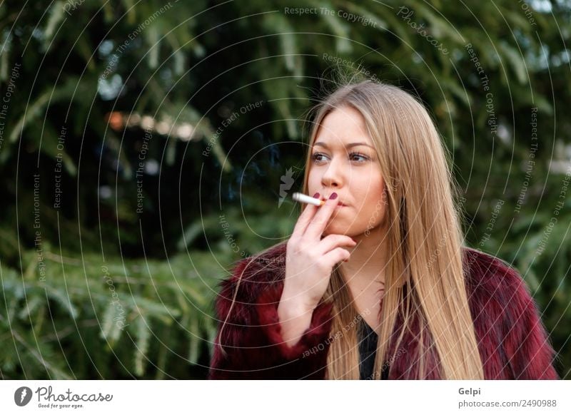 Hübsches blondes Mädchen mit langen Haaren, das raucht. Lifestyle elegant Stil Freude Glück schön Gesicht Schminke Mensch Frau Erwachsene Natur Gras Park Mode