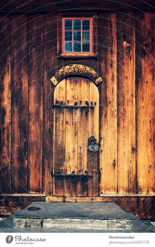 Kirchentür Tourismus Dorf Bauwerk Gebäude Architektur Mauer Wand Treppe Fassade Fenster Tür Sehenswürdigkeit Wahrzeichen Denkmal Holz alt historisch einzigartig