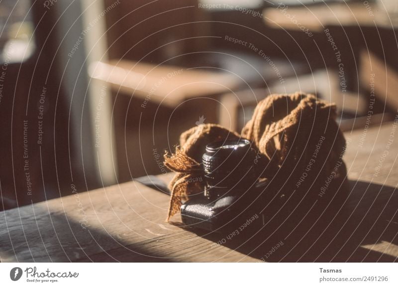 Mein Foto wurde angenommen. Fotokamera Werkzeug Holz Verlässlichkeit einfach simpel Schal Tisch Holztisch analog Stuhl Farbfoto Innenaufnahme Menschenleer Tag