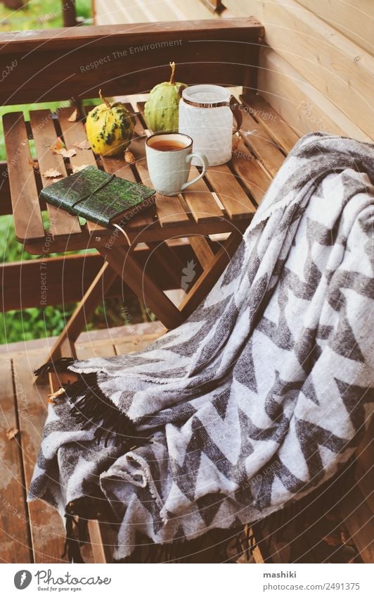 gemütlicher Herbstmorgen im Landhaus Tee Lifestyle Erholung Garten Dekoration & Verzierung Tisch Wärme Blatt Holz träumen heiß modern Geborgenheit bequem fallen