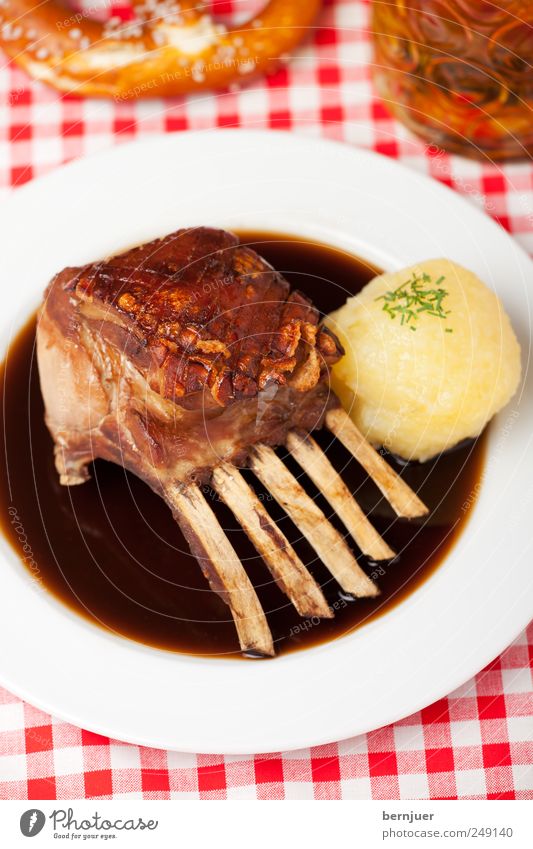 Kleinkariert Lebensmittel Fleisch Ernährung Abendessen Bier Geschirr Teller Glas gut rot weiß Spanferkel Braten Bratensauce Knödel klos kartoffelknödel