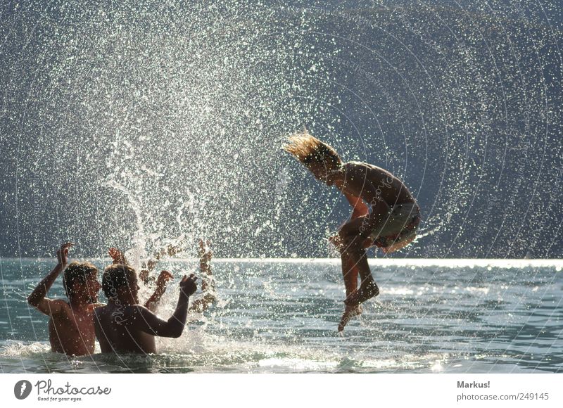 Wasserspiele Freude Leben Schwimmen & Baden Freizeit & Hobby Sommer Mensch Jugendliche 4 18-30 Jahre Erwachsene Wassertropfen blond drehen Spielen springen nass