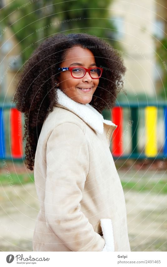 Hübsches Mädchen mit langem Afrohaar. Glück schön Haare & Frisuren Haut Gesicht Kind Schule Frau Erwachsene Himmel Wärme Park Mantel Afro-Look niedlich zehn