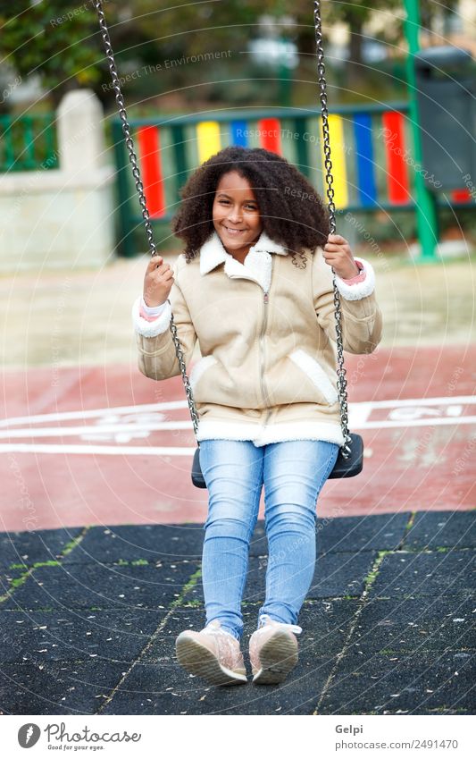 Hübsches Mädchen mit langem Afrohaar. Glück schön Haare & Frisuren Haut Gesicht Kind Schule Frau Erwachsene Wärme Park Jeanshose Mantel Afro-Look genießen