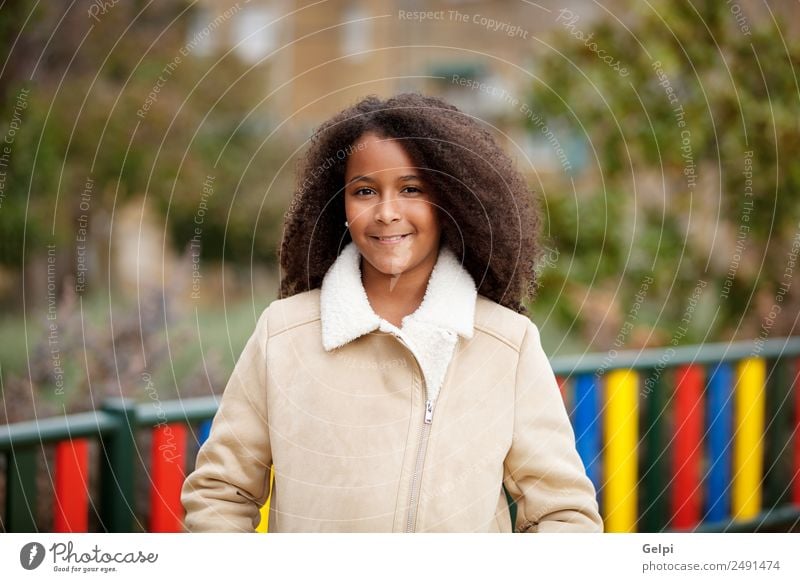 Hübsches Mädchen mit langem Afrohaar. Glück schön Haare & Frisuren Haut Gesicht Kind Schule Frau Erwachsene Himmel Wärme Park Mantel Afro-Look niedlich Farbe