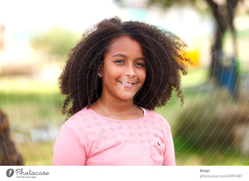 Hübsches Mädchen mit langem Afrohaar. Freude Glück schön Winter Kind Mensch Kleinkind Kindheit Natur Straße Afro-Look Lächeln Fröhlichkeit klein niedlich