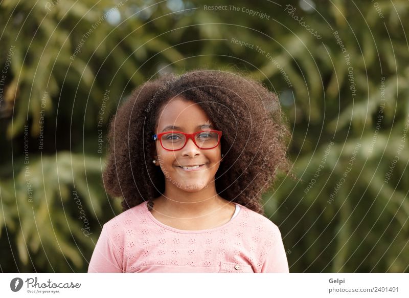 Hübsches Mädchen mit langem Afrohaar. Freude Glück schön Kind Mensch Kleinkind Kindheit Natur Straße Afro-Look Lächeln Fröhlichkeit klein niedlich schwarz