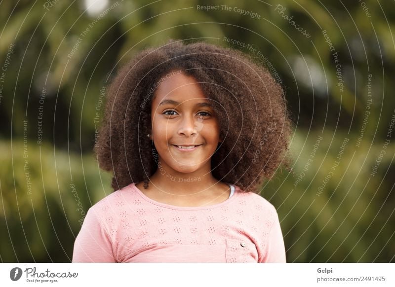 Hübsches Mädchen mit langem Afrohaar. Freude Glück schön Winter Kind Mensch Kleinkind Kindheit Natur Park Afro-Look Lächeln Fröhlichkeit klein niedlich schwarz