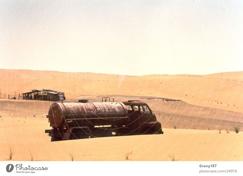 Forgotten Lastwagen Benzin trocken Werbefachmann Plakat Panorama (Aussicht) Ferien & Urlaub & Reisen Wüste Erdöl Schiffswrack Sand Strum Werbemittel