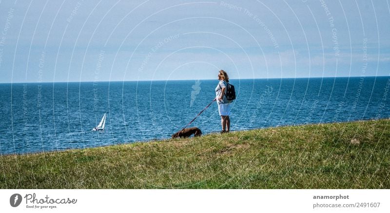 Watch out Ferien & Urlaub & Reisen Ausflug Ferne Sommer Sommerurlaub Meer wandern Mensch feminin Frau Erwachsene 1 45-60 Jahre Natur Himmel Sonnenlicht