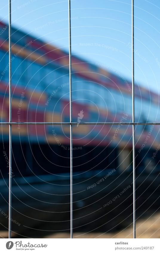 Hinter Gittern Wolkenloser Himmel Schönes Wetter Gebäude Fassade Fenster Kunst Barriere aussperren gefangen Fassadenverkleidung Raster rechtwinklig Unschärfe