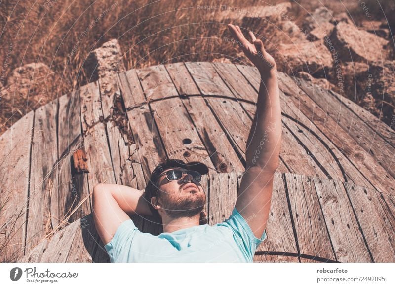 schwarzhaariger Mann, der mit Sonnenbrille posiert. Lifestyle elegant Stil schön Gesicht Mensch Erwachsene Mode Bekleidung Coolness Erotik trendy modern