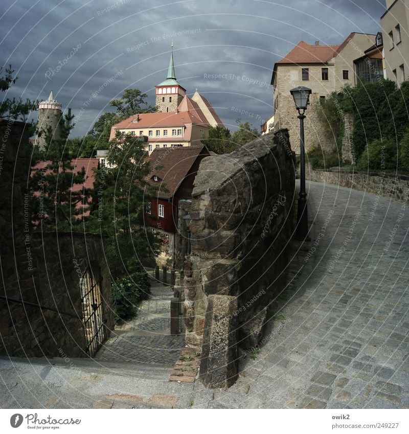 Besser als ihr Ruf Ausflug Himmel Wolken Klima Schönes Wetter Baum Bautzen Ostsachsen Deutschland Lausitz Kleinstadt Altstadt bevölkert Haus Kirche Turm Bauwerk