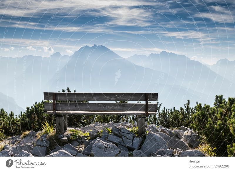 Leere Parkbank im Hochgebirge schön Erholung Ferien & Urlaub & Reisen Tourismus Berge u. Gebirge wandern Natur Landschaft Himmel Wolken Gras Alpen Gipfel Stein