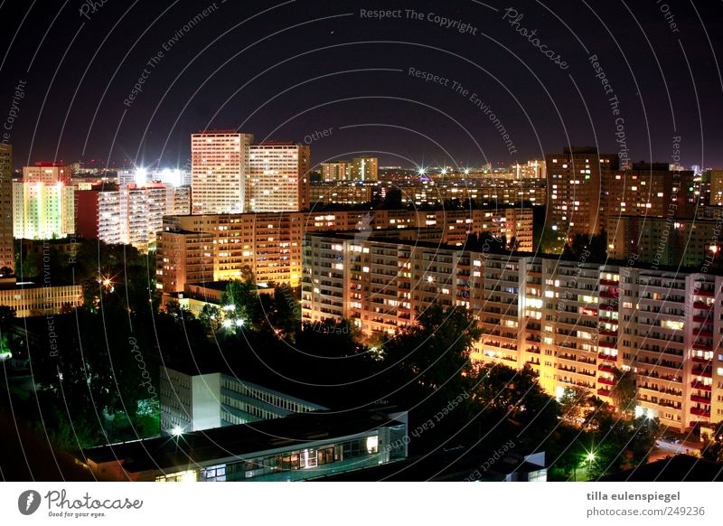 Berlin Deutschland Europa Hauptstadt Haus Hochhaus Gebäude Plattenbau leuchten mehrfarbig erleben Horizont Stadt Licht Nachtaufnahme Nachthimmel Nachtruhe