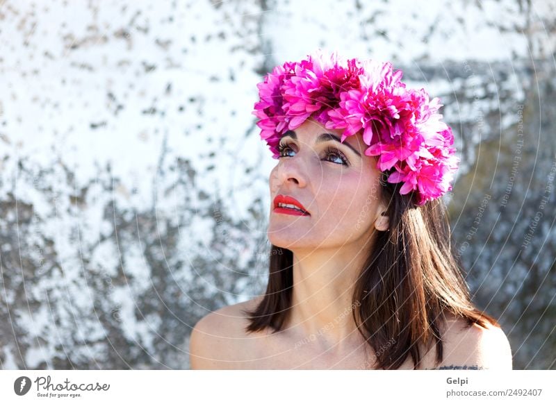 Schönes Porträt einer reifen Frau mit schwarzen Haaren, roten Lippen und Mode-Stirnband elegant Glück schön Haut Gesicht Kosmetik Schminke Mensch Erwachsene