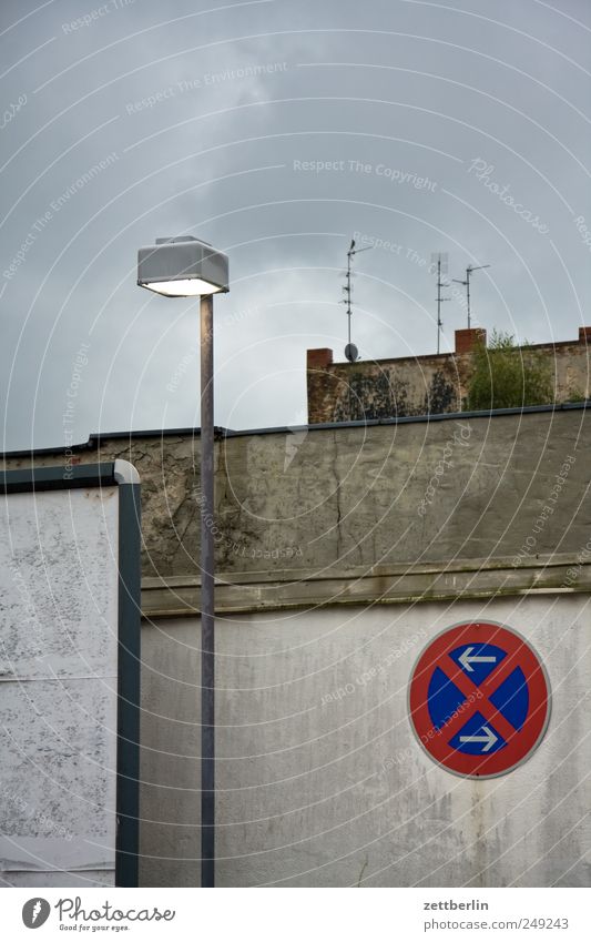 Trüb Wetter schlechtes Wetter Regen Stadt Mauer Wand Verkehr Straßenverkehr Zeichen nass Liebeskummer Sehnsucht Heimweh Fernweh aquaplaning Oktober September