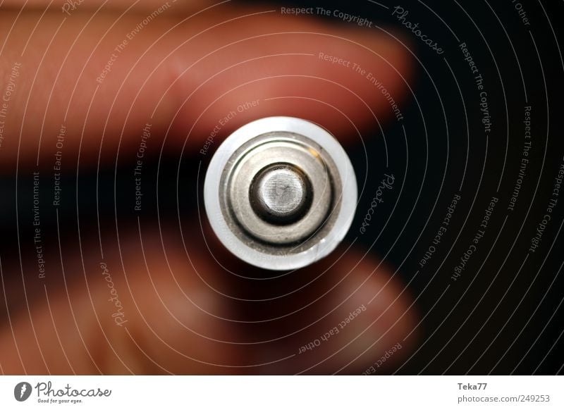 Mobil Strom Medienbranche Energiewirtschaft Batterie Technik & Technologie Metall Perspektive Gedeckte Farben Detailaufnahme Menschenleer Textfreiraum rechts