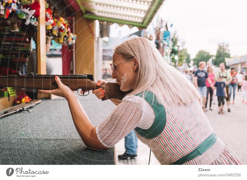 Puff Puff Lifestyle Oktoberfest Jahrmarkt schießen feminin Junge Frau Jugendliche Dorf Kleinstadt Mode Trachtenkleid blond langhaarig festhalten elegant frech