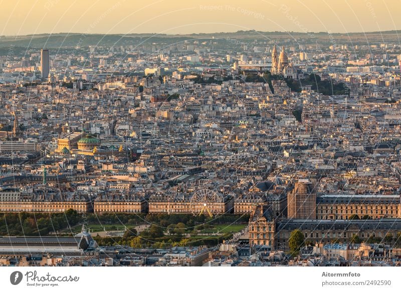 Sacre coeur in Paris bei goldenem Sonnenuntergang Ferien & Urlaub & Reisen Tourismus Ausflug Sightseeing Städtereise Umwelt Landschaft Sonnenlicht bevölkert