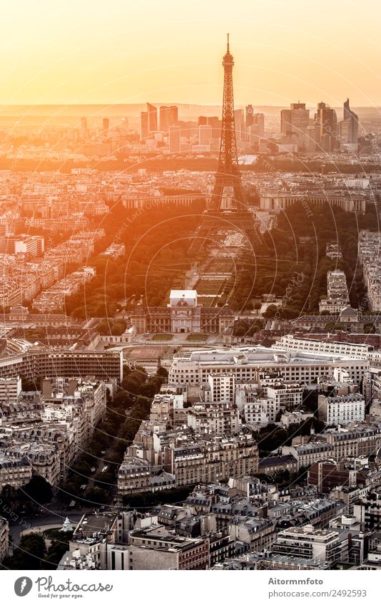 Eiffelturm in Paris bei goldenem Sonnenuntergang Ferien & Urlaub & Reisen Tourismus Ausflug Sightseeing Städtereise Kultur Landschaft Sonnenaufgang Stadt