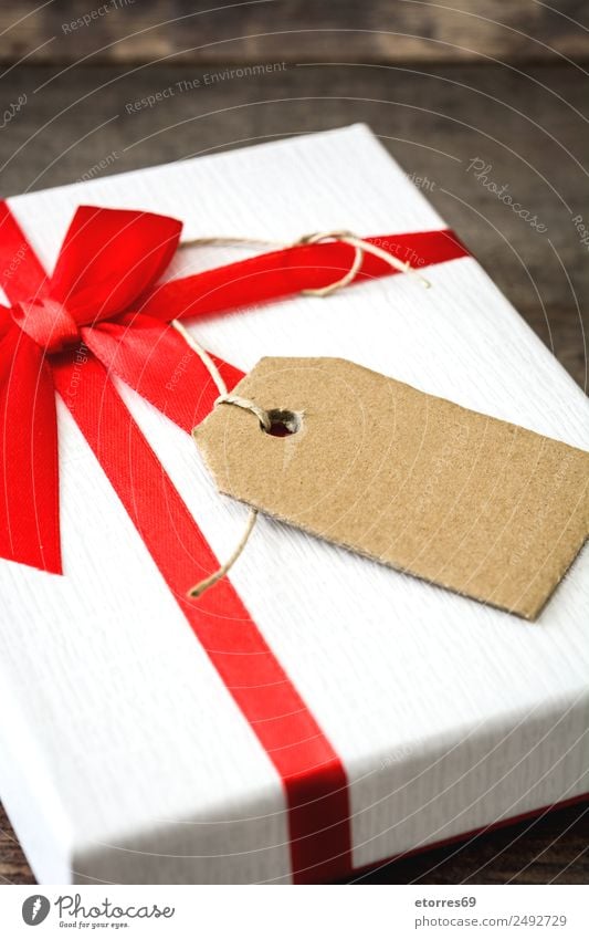 Weiße Geschenkbox mit Aufkleber auf Holztisch Ferien & Urlaub & Reisen Innenarchitektur Dekoration & Verzierung Feste & Feiern Valentinstag Weihnachten & Advent