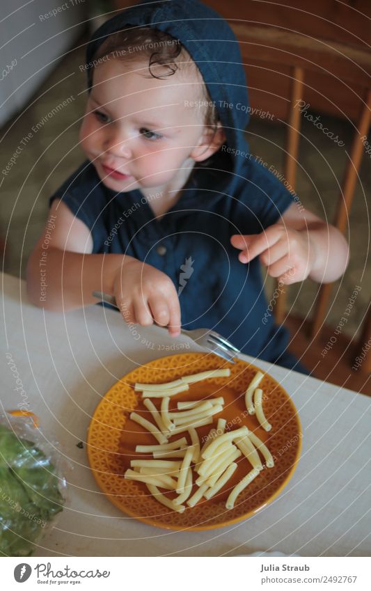 Mädchen Nudel Retro Küche Nudeln Mittagessen Teller Gabel Häusliches Leben Stuhl Tisch feminin Kleinkind Kindheit 1 Mensch 1-3 Jahre Haus jumpsuit brünett