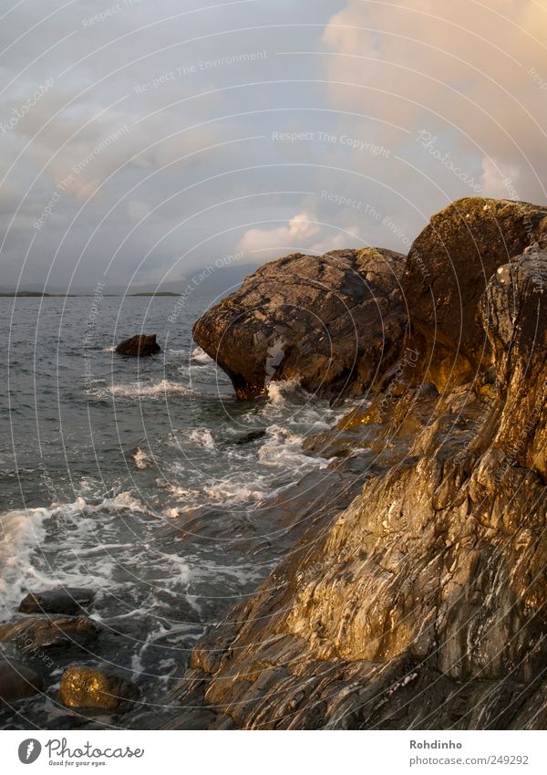 Küstenklippen Ferien & Urlaub & Reisen Abenteuer Freiheit Meer Wellen Natur Landschaft Wasser Wetter Wind Felsen Riff bedrohlich nass wild Umwelt Stein Wolken