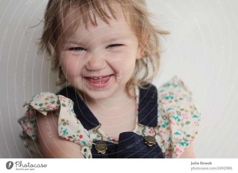 Grinsen Zahnlücke Mädchen süß feminin Kleinkind Kindheit 1 Mensch 1-3 Jahre Bluse Latzhose blond kurzhaarig Locken Pony lachen leuchten frech frei Fröhlichkeit